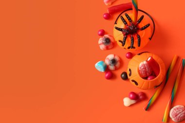 Cadılar Bayramı için farklı renkte fenerler.