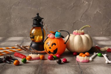 Grunge fayans masasında farklı ikram ve dekorasyonlarla kompozisyon