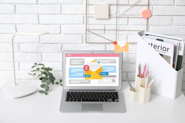İş yerindeki dizüstü bilgisayardan e-posta iletisi alındı
