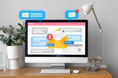 İş yerindeki bilgisayar monitöründen alınan e- posta iletileri