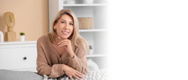 Evdeki güzel sarışın kadının portresi. Tasarım için pankart