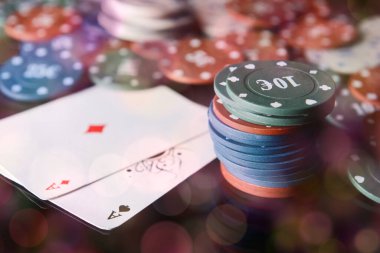 Kumarhanedeki poker fişleri ve kartlar, yakın plan.