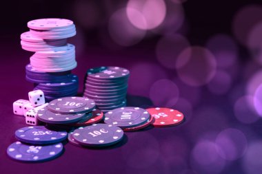 Koyu arkaplanda poker çipleri ve zarlar