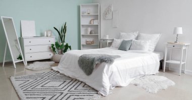 Beyaz duvarlı modern yatak odasının içi