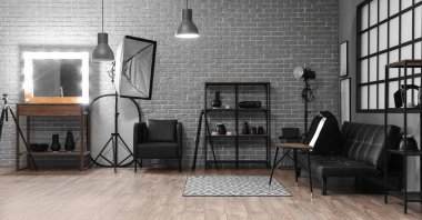 Profesyonel ekipmanlı modern fotoğraf stüdyosunun içi.