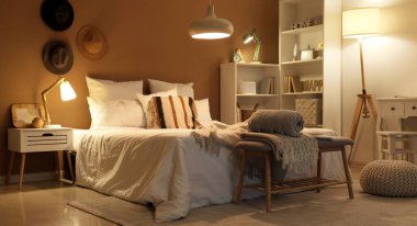 Geceleri parlayan lambalarla dolu yatak odasının içi.