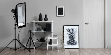 Profesyonel ekipmanlı modern fotoğraf stüdyosunun içi.