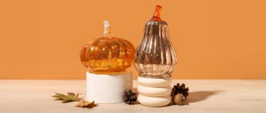 Süslü balkabaklı podyumlar turuncu arka planda