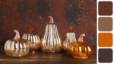 Süslü balkabakları masanın üstünde grunge arka planına karşı. Farklı renk desenleri