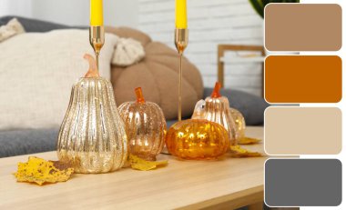 Sonbahar yapraklı süs balkabakları ve oturma odasındaki masada mumlar. Farklı renk desenleri