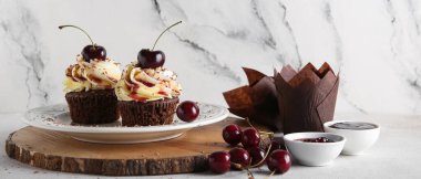 Tatlı vişneli kekler ve reçel masada 