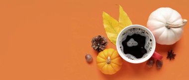 Turuncu zemin üzerinde aromatik kahve, balkabağı ve sonbahar yapraklarıyla kompozisyon ve metin için boşluk