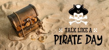 Eski sandık, kumda hazine var. Korsanlar gibi konuşma bayrağı