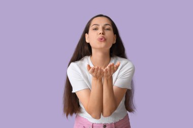 Leylak arka planında öpüşen mutlu genç kadın.