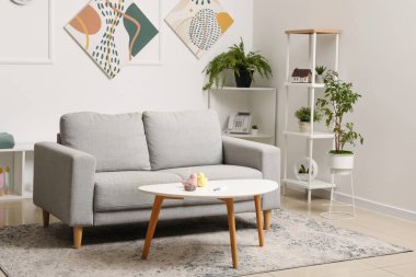 Oturma odasının içinde, masada hamilelik testi var.