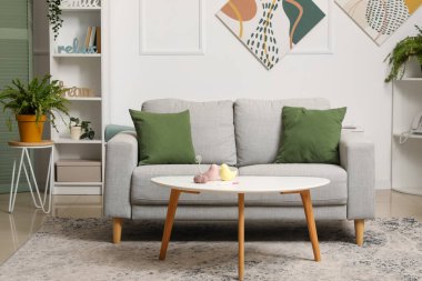 Oturma odasının içinde, masada hamilelik testi var.