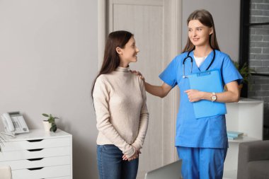 Evde doktorla birlikte genç bir kadın var.