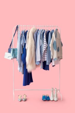 Pembe arka planda şık kıyafetler.