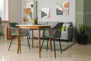 Yumuşak kanepesi, masası ve rafları olan şık bir oturma odası.