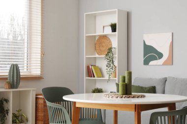 Yumuşak kanepesi, masası ve rafları olan şık bir oturma odası.