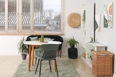 Masası, siyah koltuğu ve sandalyeleri olan modern stil oturma odası.