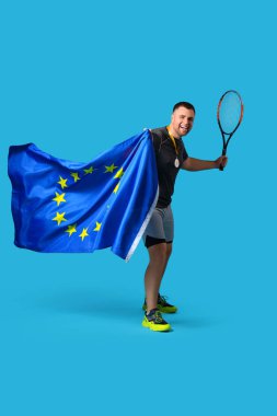 Mavi arka planda Avrupa Birliği bayrağı taşıyan erkek tenisçi