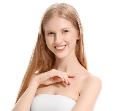 Beyaz arka planda genç sarışın kadın, yakın plan.