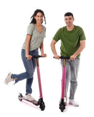 Beyaz arka planda modern elektrikli scooterlara binen mutlu genç çift.