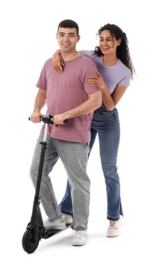 Beyaz arka planda modern elektrikli scooter kullanan mutlu genç bir çift.