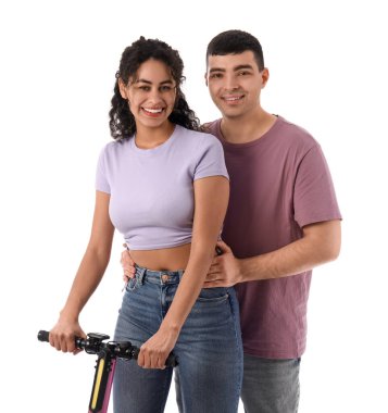 Beyaz arka planda modern elektrikli scooterı olan güzel genç bir çift.