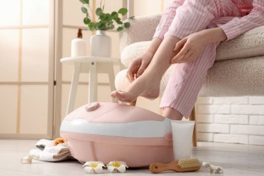 Masaj banyosu ve spa aksesuarları olan bir kadın.