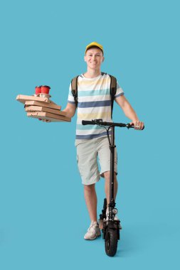 Mavi arka planda pizza kutuları, kahve ve scooter 'ı olan erkek kurye.