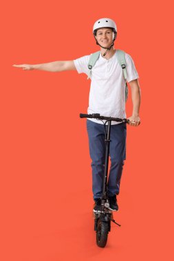 Erkek kurye scooter sürüyor ve turuncu arka planda dönüş hareketi gösteriyor.
