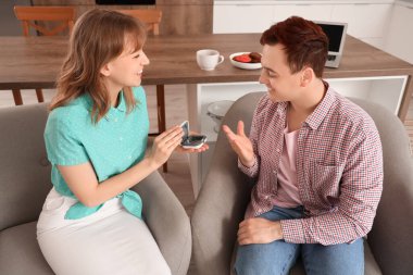 Mutfakta işitme cihazı olan genç bir çift.