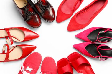 Beyaz arka planda kırmızı ayakkabılar. Üst görünüm