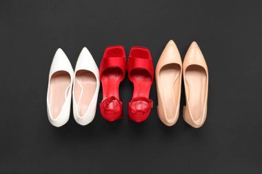 Siyah arka planda kadın ayakkabıları. Üst görünüm