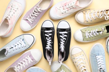 Bej arka planda farklı spor ayakkabılar. Üst görünüm