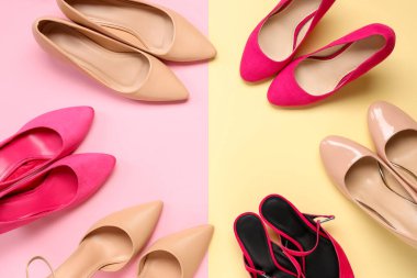 Renkli arka planda yüksek topuklu ayakkabılardan yapılmış bir çerçeve. Üst görünüm