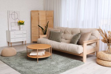 Modern oturma odasının içinde ahşap perdeler ve masa.