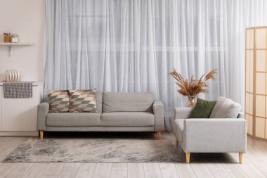 Oturma odasının içinde kanepeler var.