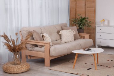 Rahat kanepesi, halısı ve çekmeceleri olan şık bir oturma odası.