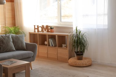 Gri kanepesi ve kahve masası olan bir çatı katı tarzı oturma odası.