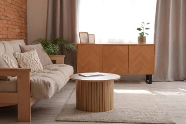 Kanepesi ve geniş penceresi olan modern bir oda.