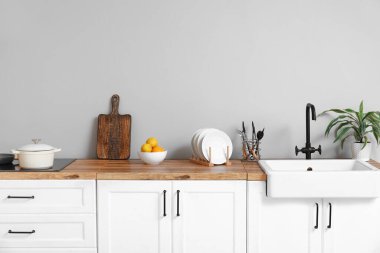 Modern mutfak gereçleri şık mutfakta.