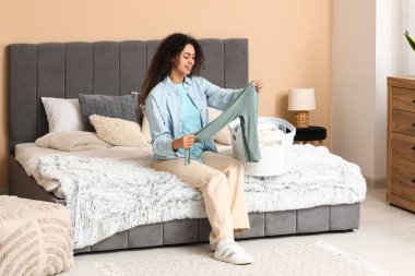 Güzel, genç, mutlu, Afro-Amerikan bir kadın.