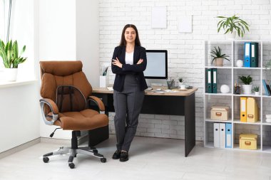 İş yerinin yanındaki açık ofiste çalışan bir kadın ofis çalışanı.