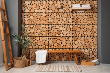 Saunanın içi, ahşap bank, zeytin ağacı ve merdiven.