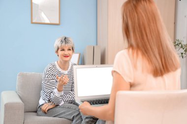 Kanepede psikologla konuşan genç bir kız.