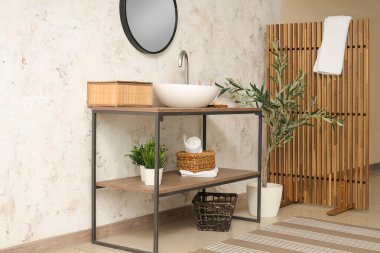 Ahşap perdeli ve dekoratif zeytin ağacıyla modern banyo.
