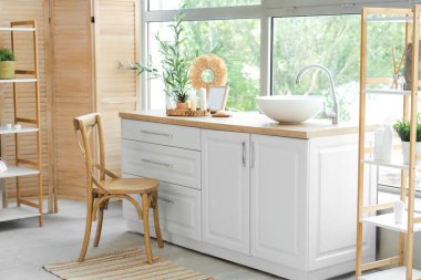 Dekoratif zeytin ağacı olan modern banyo.